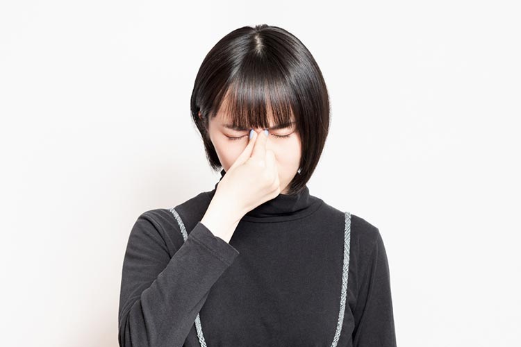 目が疲れている人のイメージ写真