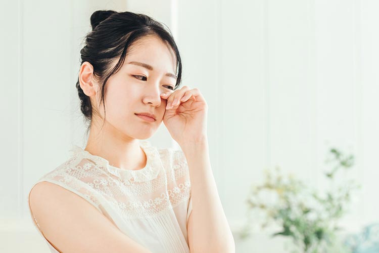 目がごろごろするイメージ写真